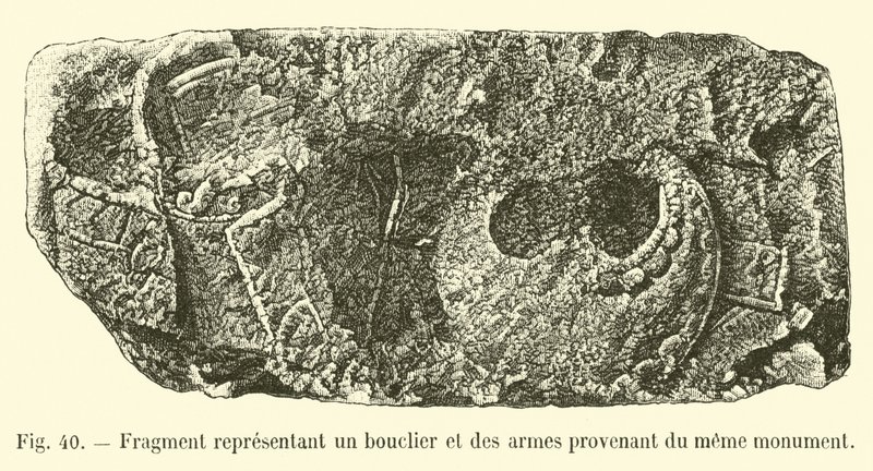 Frammento rappresentante uno scudo e delle armi provenienti dallo stesso monumento da French School
