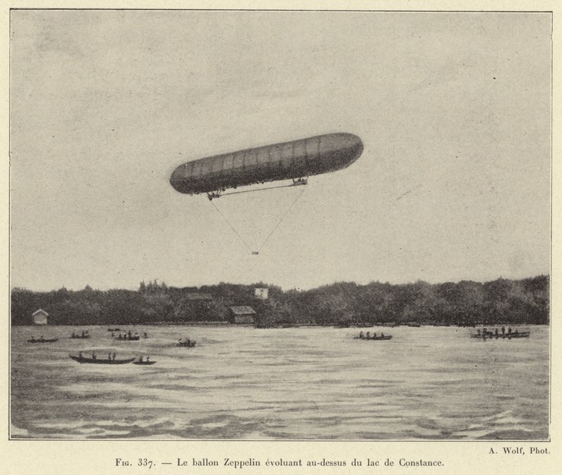 Il dirigibile Zeppelin che vola sopra il lago di Costanza (incisione) da French School