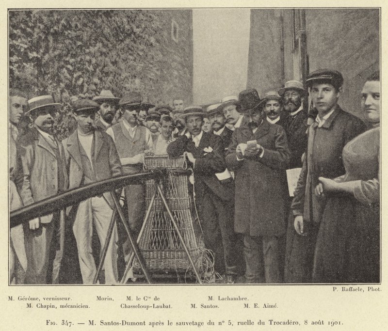 M Santos-Dumont dopo il salvataggio del no 5, vicolo del Trocadero, 8 agosto 1901 da French School
