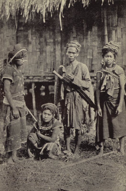 Birmania: Un uomo Kachin con il caratteristico dah, e tre donne da Georges Bertin Scott