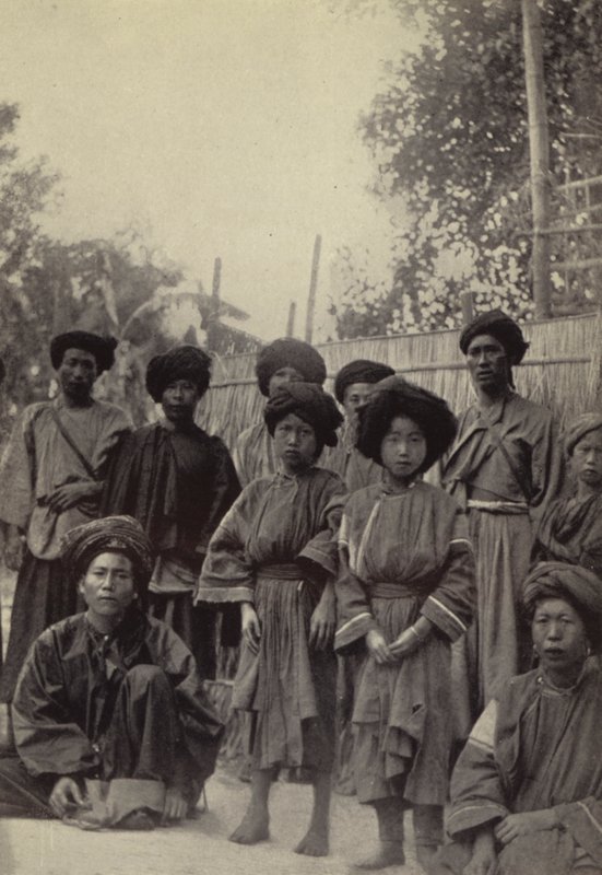 Birmania: Un gruppo di uomini e donne Lihsaw da Georges Bertin Scott
