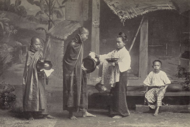 Birmania: Il Pongyi con la sua ciotola per le elemosine da Georges Bertin Scott