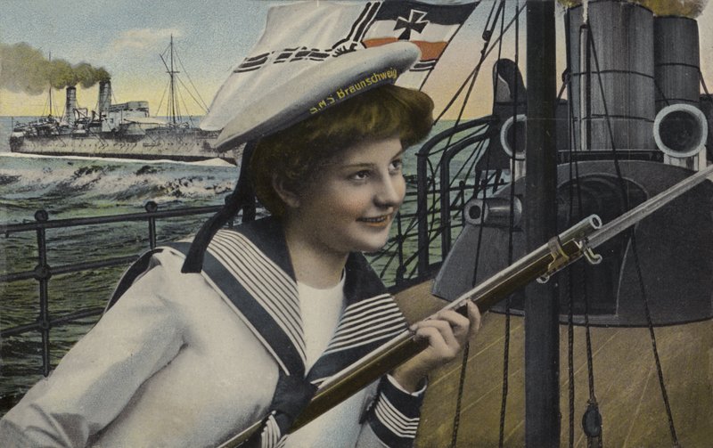 Donna in uniforme da marinaio della nave da battaglia tedesca Braunschweig da German School