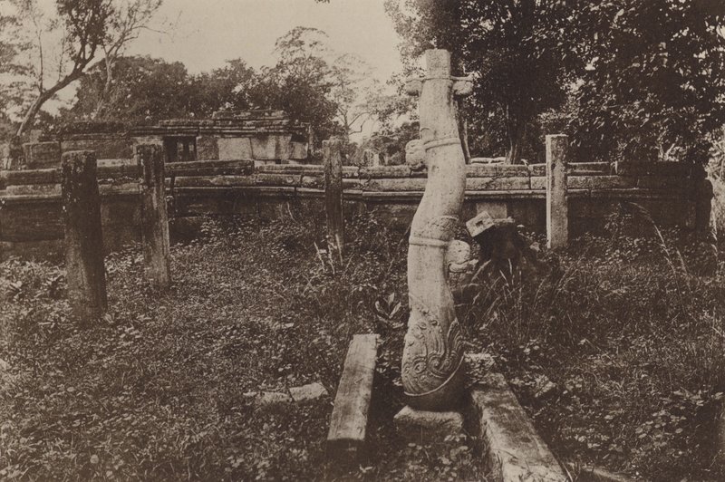 Città rovinate di Ceylon: Colonna arrotondata curiosa e rovine da Henry W. Cave
