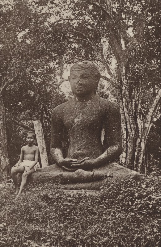 Città rovinate di Ceylon: Statua monolitica di Buddha da Henry W. Cave