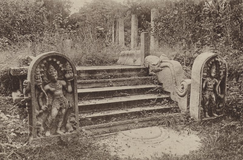 Città rovinate di Ceylon: Pietra di luna, Pietre di guardia e Scale da Henry W. Cave