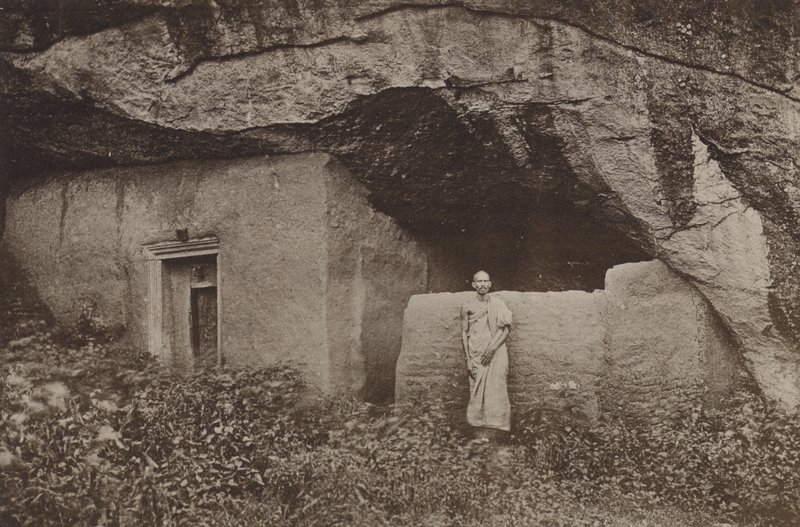 Città rovinate di Ceylon: resti di abitazioni rupestri a Mihintale da Henry W. Cave