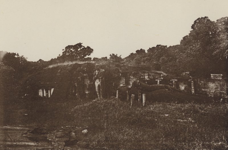 Città rovinate di Ceylon: Tempio di roccia a Polonnaruwa da Henry W. Cave