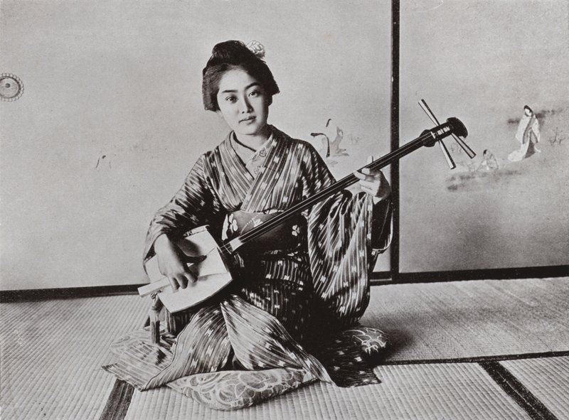 Una Geisha che suona il Samisen da Herbert Ponting