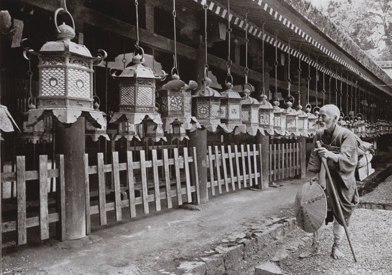 Un pellegrino al tempio di Kasuga, Nara da Herbert Ponting