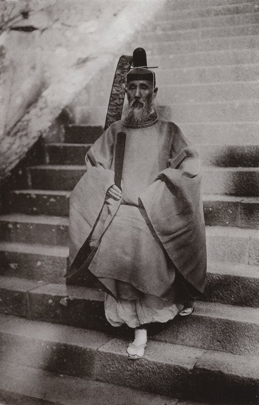 Un Sacerdote Shinto da Herbert Ponting