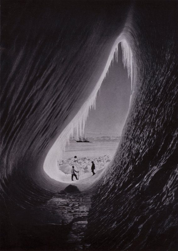 Grotta in un iceberg; Terra Nova in lontananza da Herbert Ponting