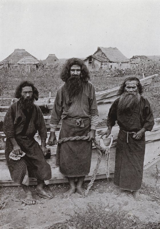 Happukonno, il cacciatore (al centro), e due pescatori Ainu da Herbert Ponting