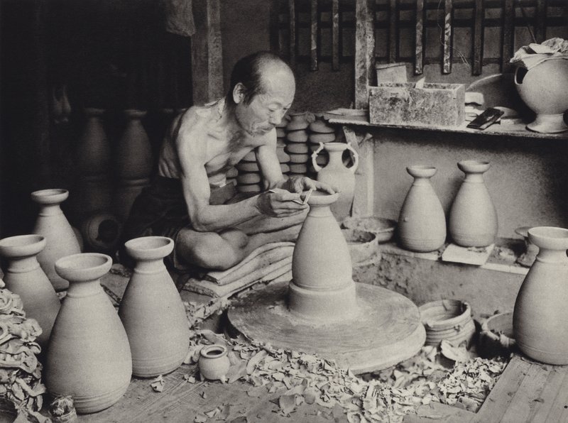 Giappone negli anni 1920: Vasaio al lavoro (foto in b/n) da Herbert Ponting