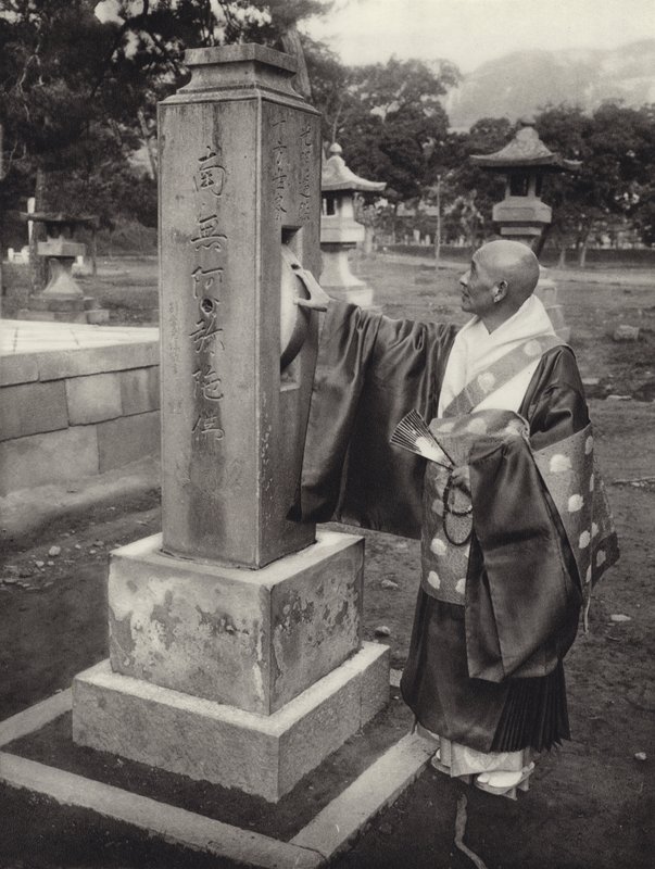 Giappone negli anni 1920: Ruota di preghiera e sacerdote buddista da Herbert Ponting