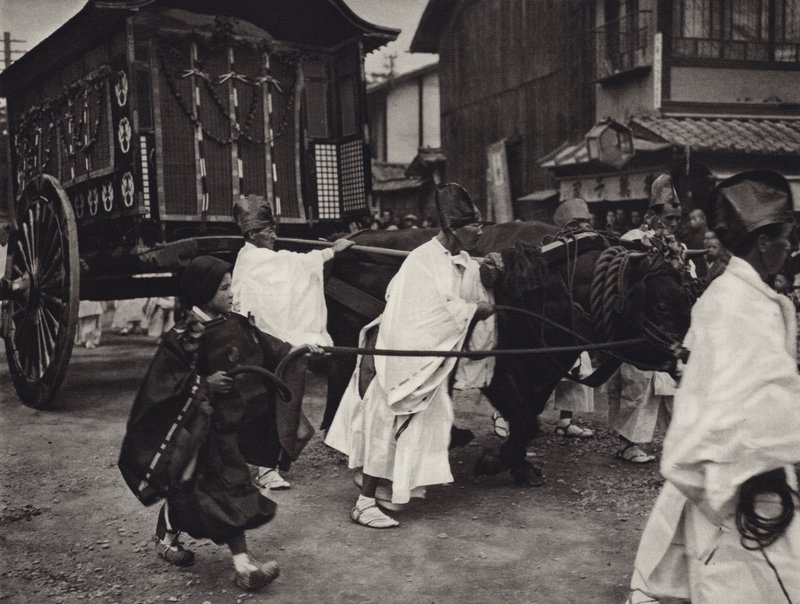 Giappone negli anni 1920: funerale shintoista di una persona di alto rango da Herbert Ponting