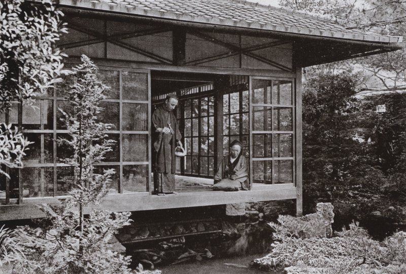 Namikawa San che nutre le sue carpe da Herbert Ponting
