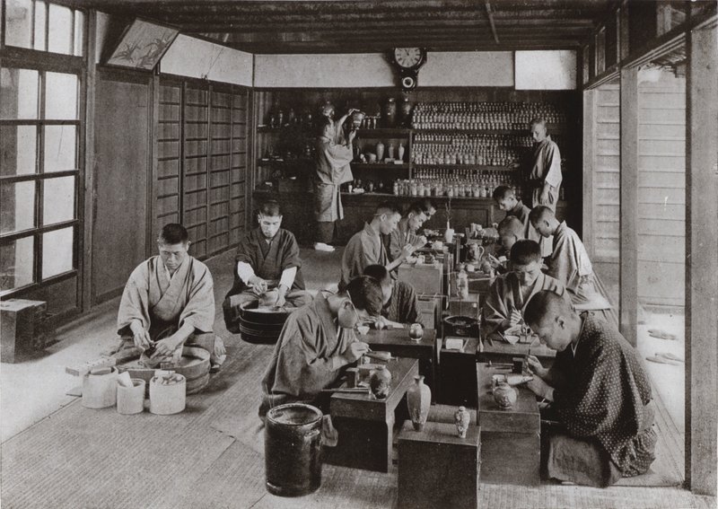 La sala di lavoro e lo staff di Namikawa da Herbert Ponting