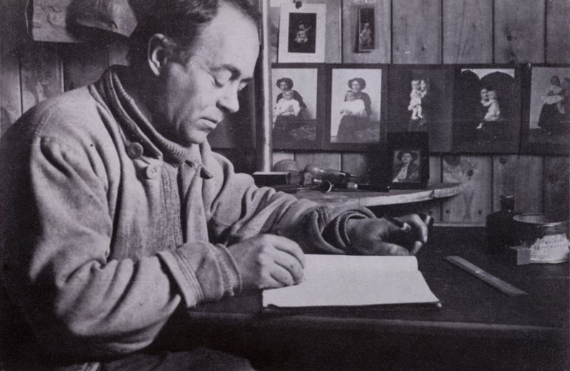 Scott scriveva, pianificava e calcolava al suo piccolo tavolo da Herbert Ponting