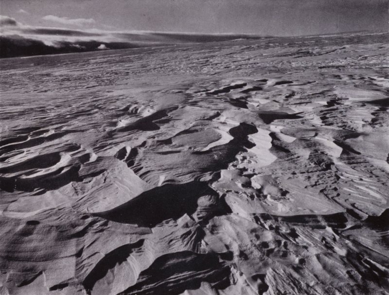 Le grandi onde di neve ghiacciata sollevate dal vento da Herbert Ponting