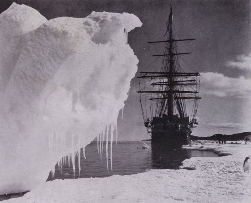 Lo sbarco al piede del ghiaccio vicino a Cape Evans da Herbert Ponting