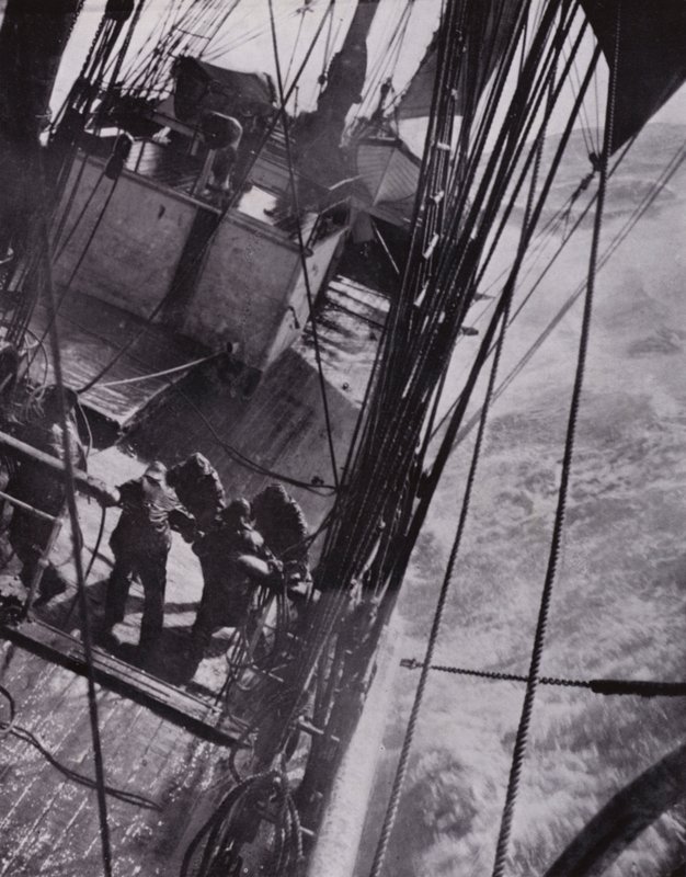 La nave si sollevava e si sforzava e beccheggiava come un tappo da Herbert Ponting