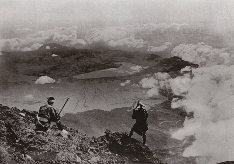 Due miglia sopra le nuvole, "Lago della Luna di Tre Giorni" dalla cima del Fuji da Herbert Ponting