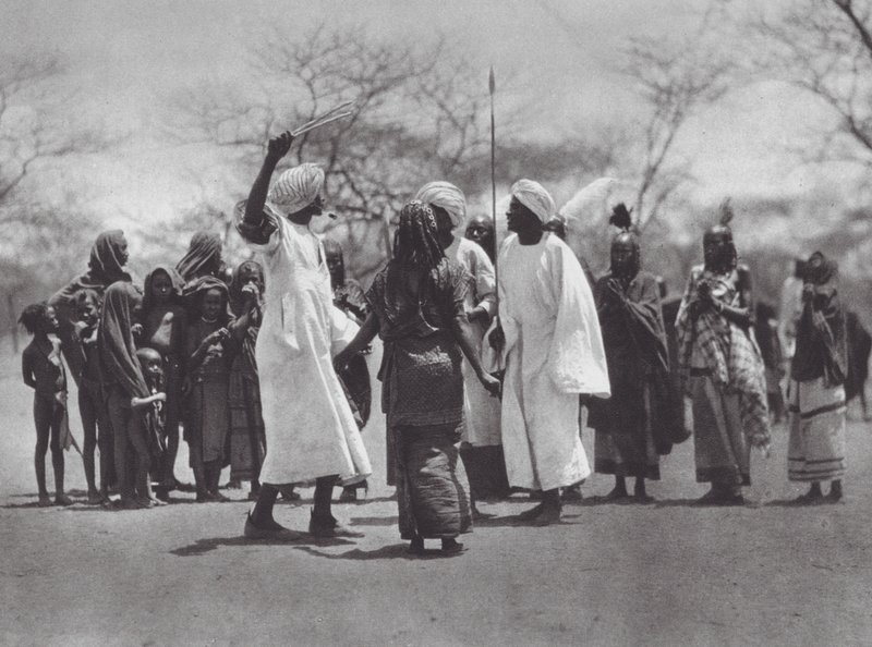Africa: Danza degli Aulad Hamid da Hugo Adolf Bernatzik