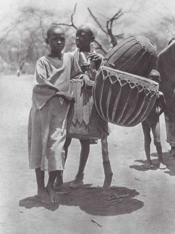 Africa: Tamburi Aulad Hamid da Hugo Adolf Bernatzik