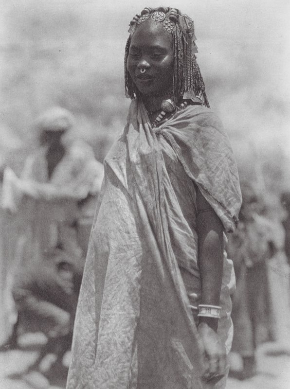 Africa: Ornamento in argento e ambra di Aulad Hamid da Hugo Adolf Bernatzik