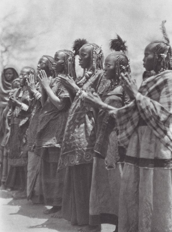Africa: Donne Aulad Hamid che battono il tempo a una danza da Hugo Adolf Bernatzik