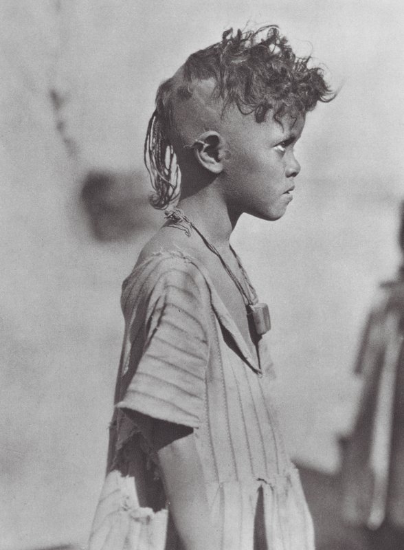 Africa: Bambino Bisharin con amuleto da Hugo Adolf Bernatzik
