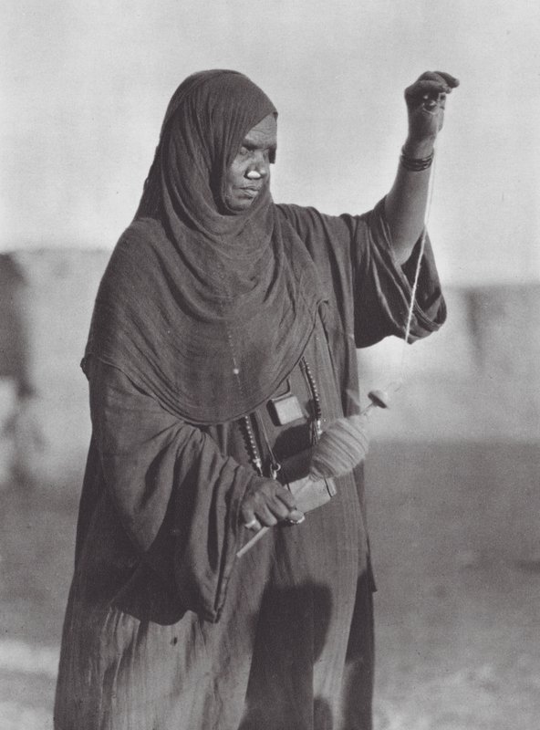 Africa: Donna Bisharin che fila, deserto nubiano da Hugo Adolf Bernatzik