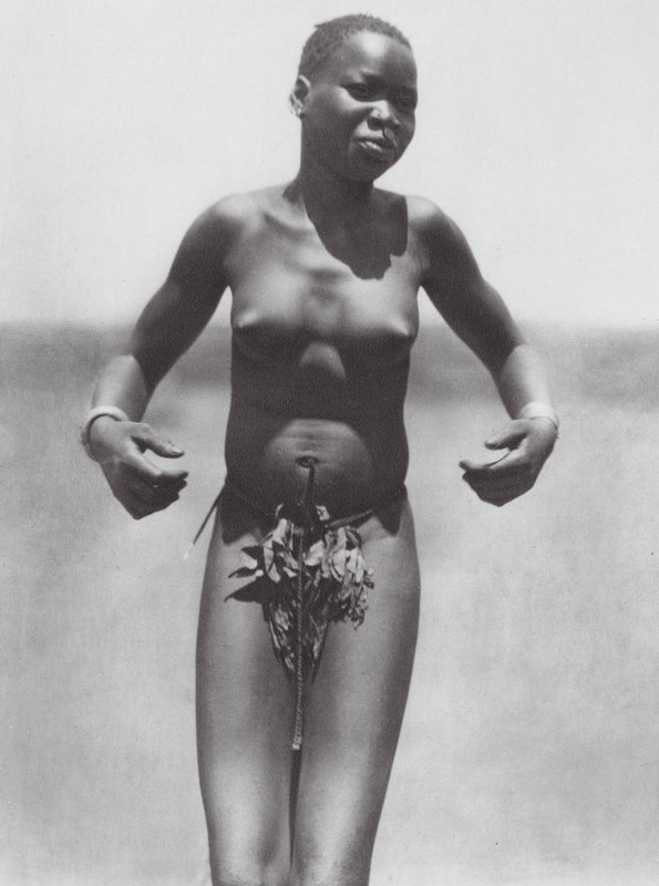 Africa: Ragazza danzante, Djur orientale da Hugo Adolf Bernatzik