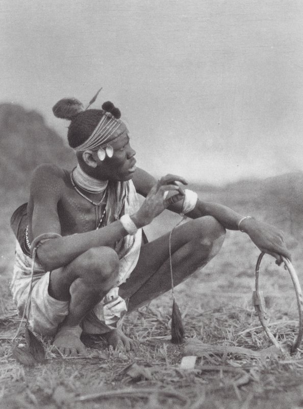 Africa: Sposo Dinka che contratta per gli ornamenti nuziali da Hugo Adolf Bernatzik