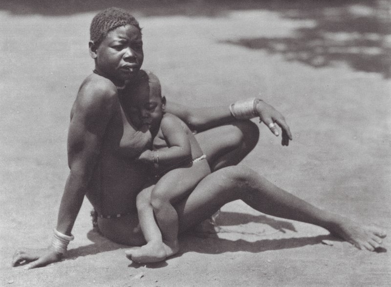 Africa: Djur orientale, madre e figlio da Hugo Adolf Bernatzik