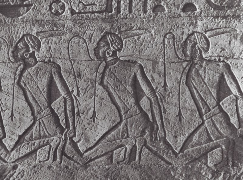 Africa: Rilievo egiziano, trasporto di prigionieri, in Nubia da Hugo Adolf Bernatzik