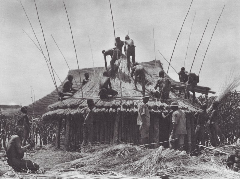 Africa: costruzione di una casa di riposo vicino ad Amadi da Hugo Adolf Bernatzik