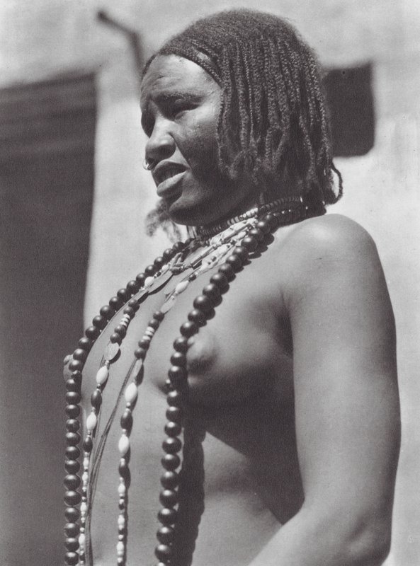 Africa: Gawazi, una ballerina professionista da Hugo Adolf Bernatzik