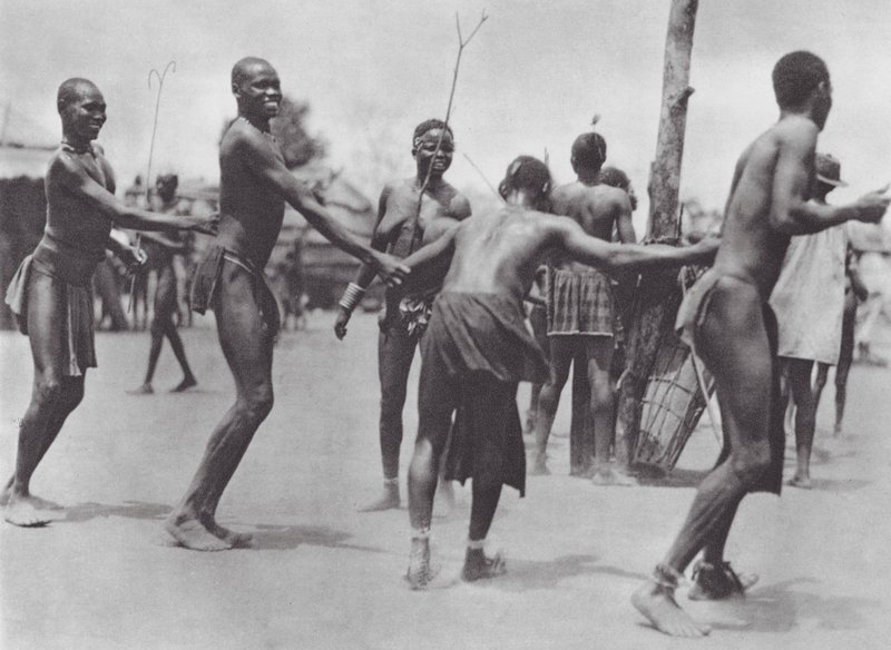 Africa: Danza Rotonda Moru da Hugo Adolf Bernatzik