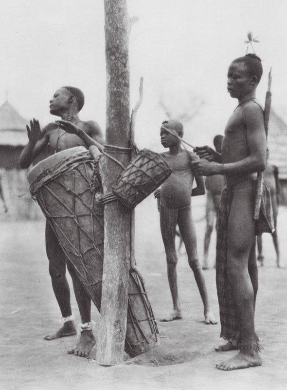 Africa: Uomini Moru che suonano i tamburi da Hugo Adolf Bernatzik