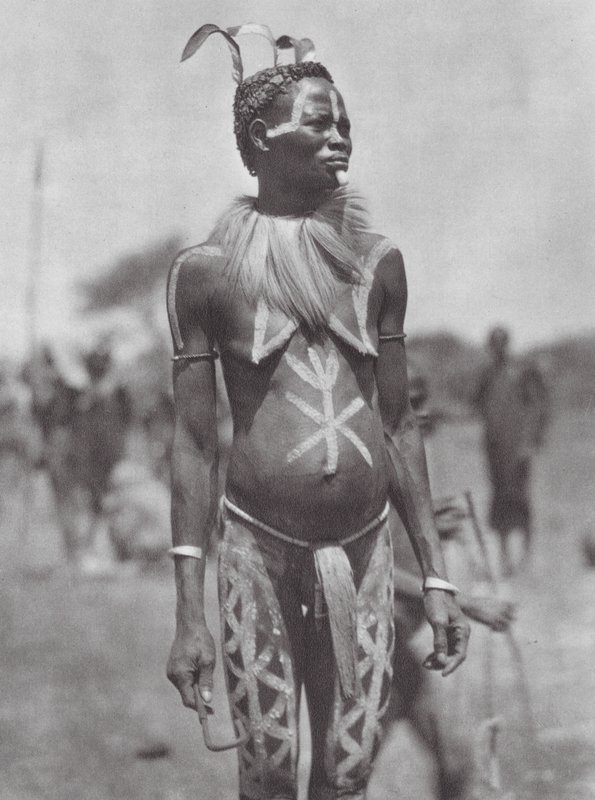 Africa: Donna Nuba con ornamento festivo da Hugo Adolf Bernatzik