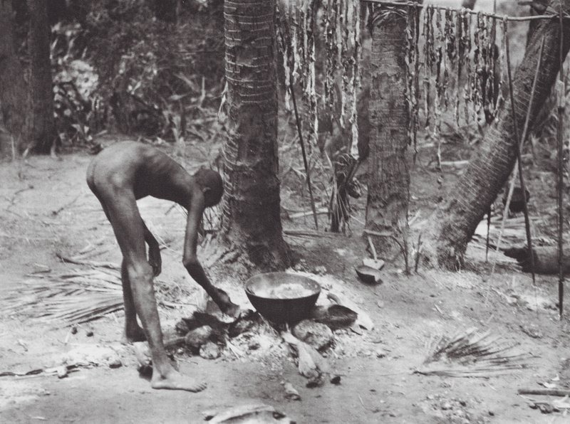 Africa: Nuer che cucina carne di coccodrillo da Hugo Adolf Bernatzik