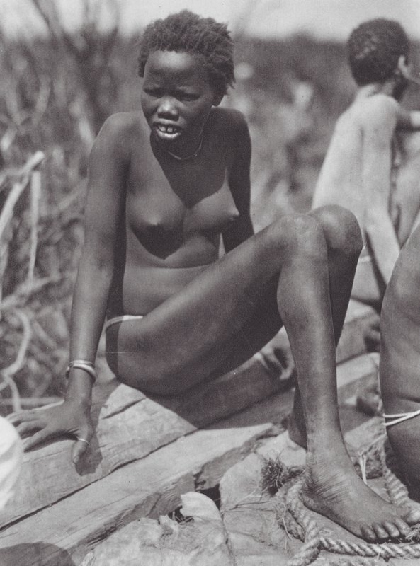 Africa: Ragazza Nuer sul Bahr el Zeraf da Hugo Adolf Bernatzik