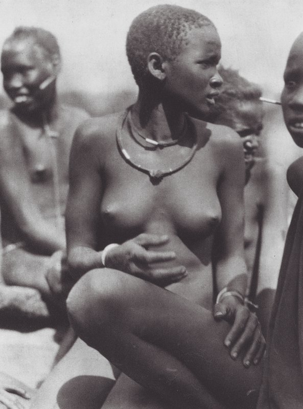Africa: Ragazza Nuer con collana di peli di giraffa da Hugo Adolf Bernatzik