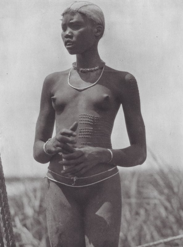 Africa: ragazza Nuer con cicatrici ornamentali da Hugo Adolf Bernatzik