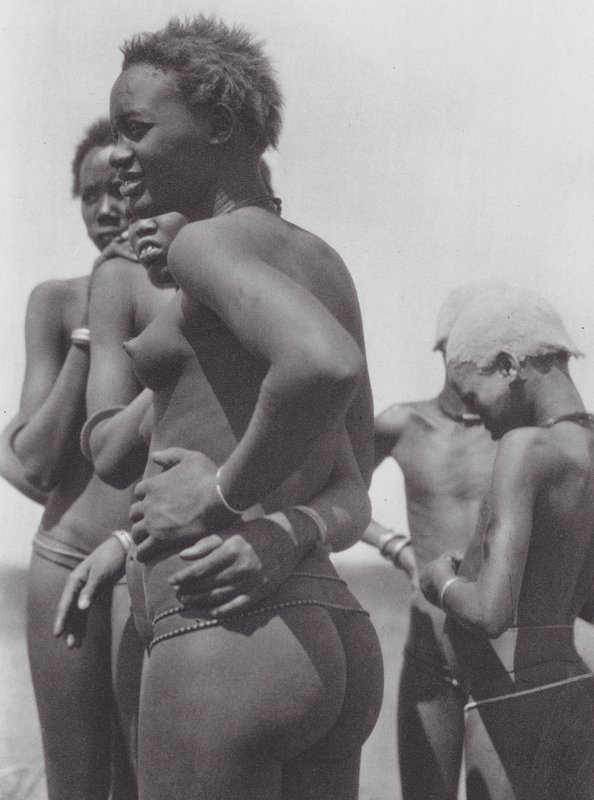 Africa: ragazze e bambini Nuer da Hugo Adolf Bernatzik