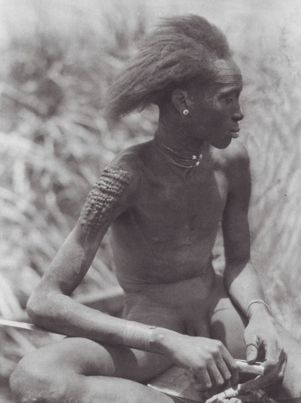 Africa: Nuer con capelli tinti di rosso da Hugo Adolf Bernatzik