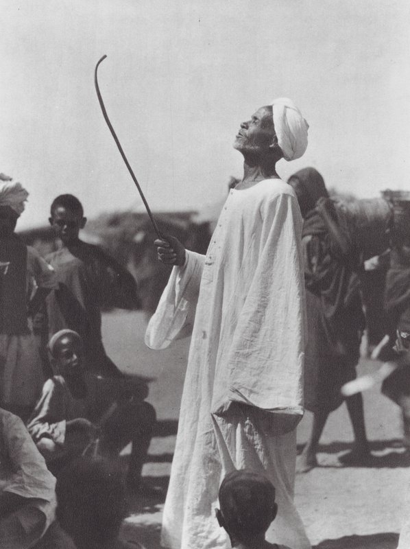 Africa: Vecchio che deride il ballerino da Hugo Adolf Bernatzik