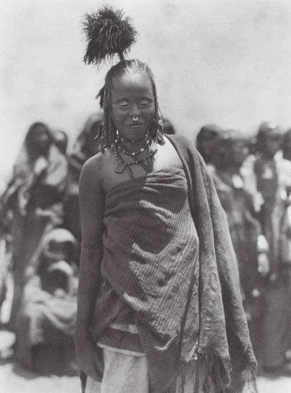 Africa: copricapo di piume di struzzo indossato dagli Aulad Hamids da Hugo Adolf Bernatzik